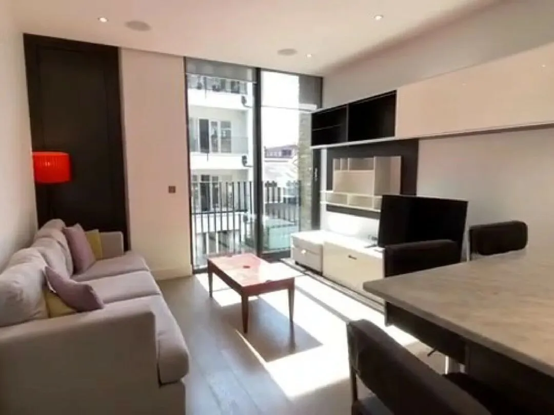 Apartment with 2 bedrooms and 2 bathrooms, located between UCL and KCL in London, with an average cost of 400+ per person!