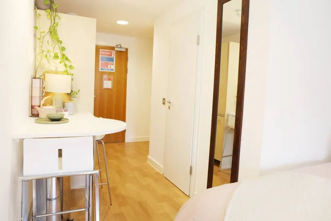 Subletting a spacious 35-square-meter studio apartment only 7 minutes away from UCL! 🎉
