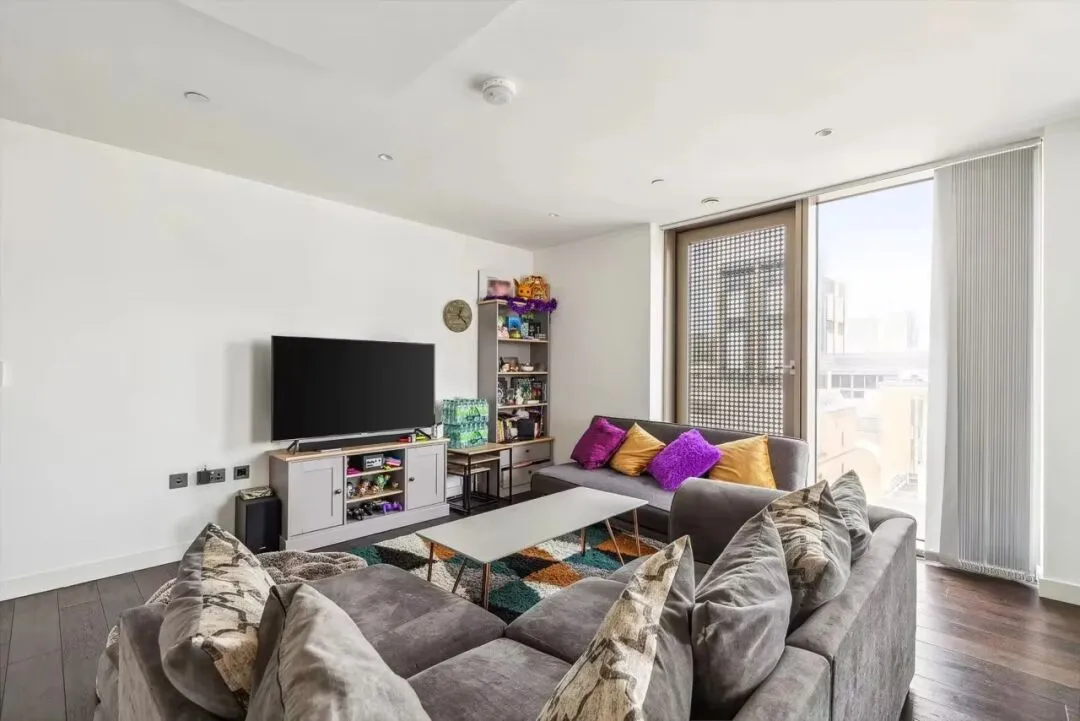 "London city center, averaging 400 per person, two-bedroom apartment is worth it."