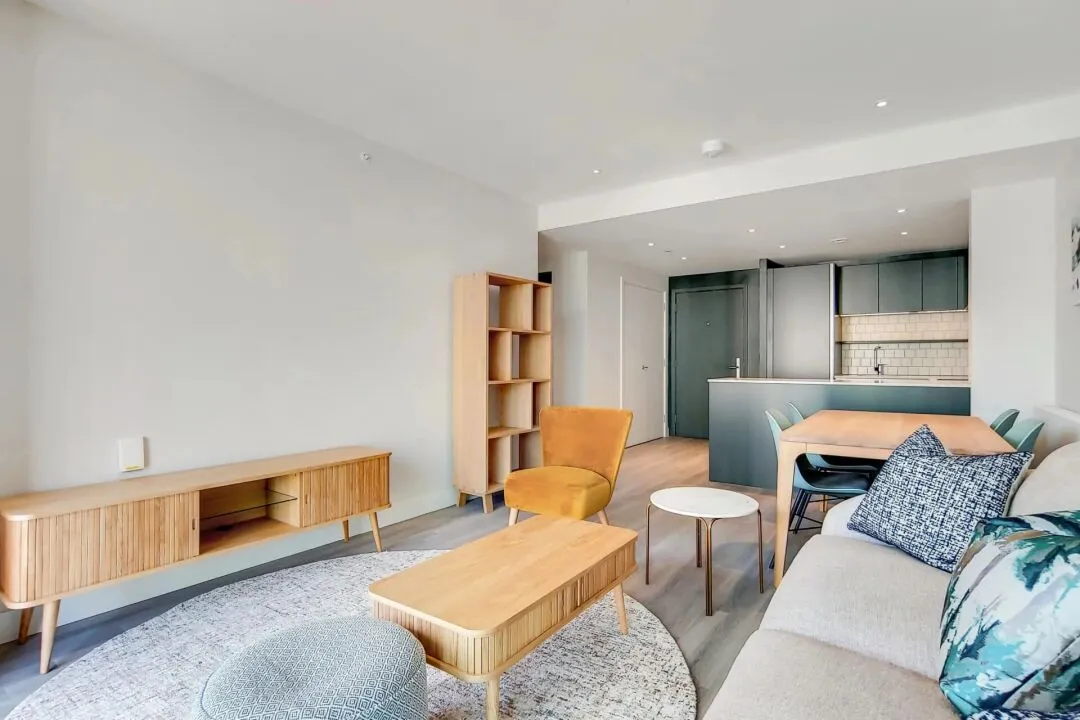 London, cool and chic 2b2b apartment! Direct to UCL, average 300pw per person.