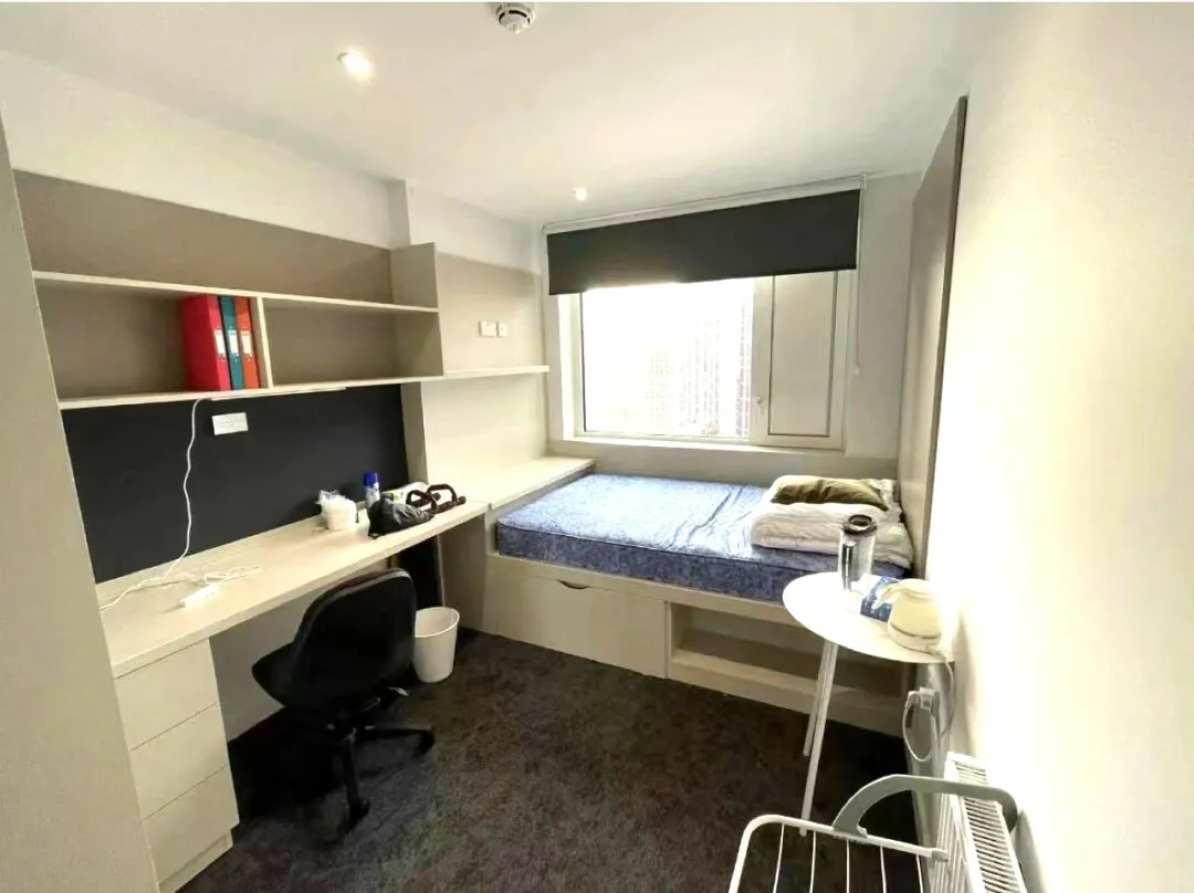 London Vega's 7-person ensuite is looking for roommates!