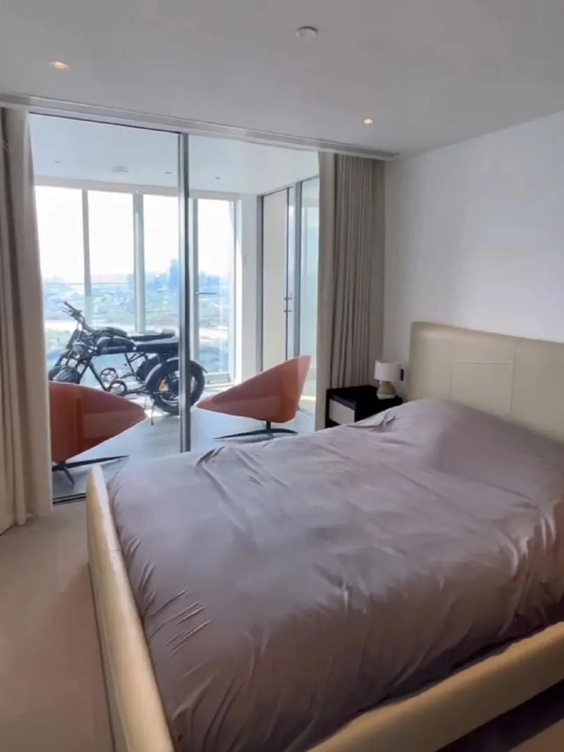 London|Landmark's large floor-to-ceiling windows in the 2-bedroom, 2-bathroom unit are really stunning!