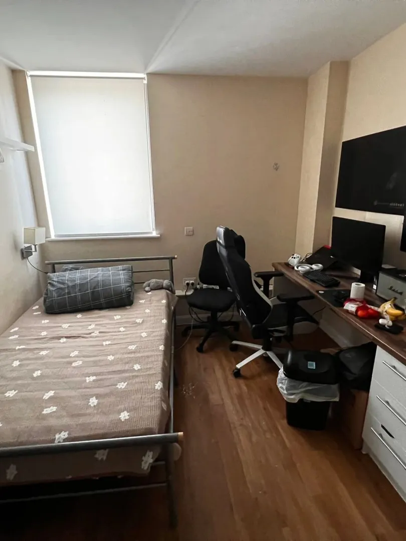 London subletting a spacious studio for £290.