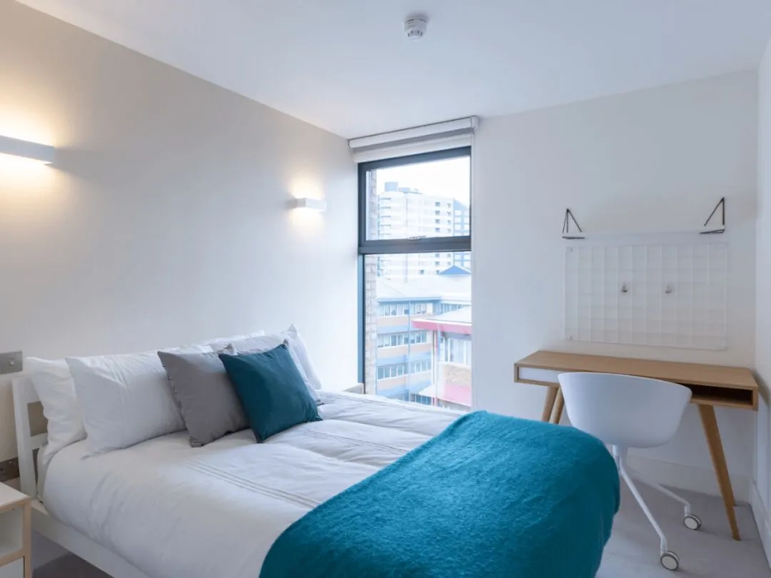 Picking up a 2-bedroom, 1-bathroom gem on the south bank of London! 🏡💎