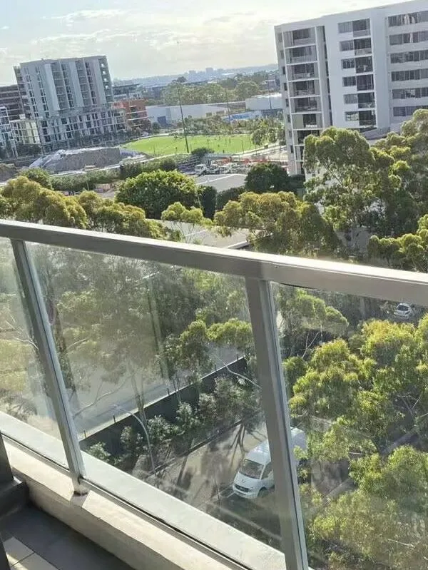 在悉尼 这样的阳台应该勉强还可以吧🤔️