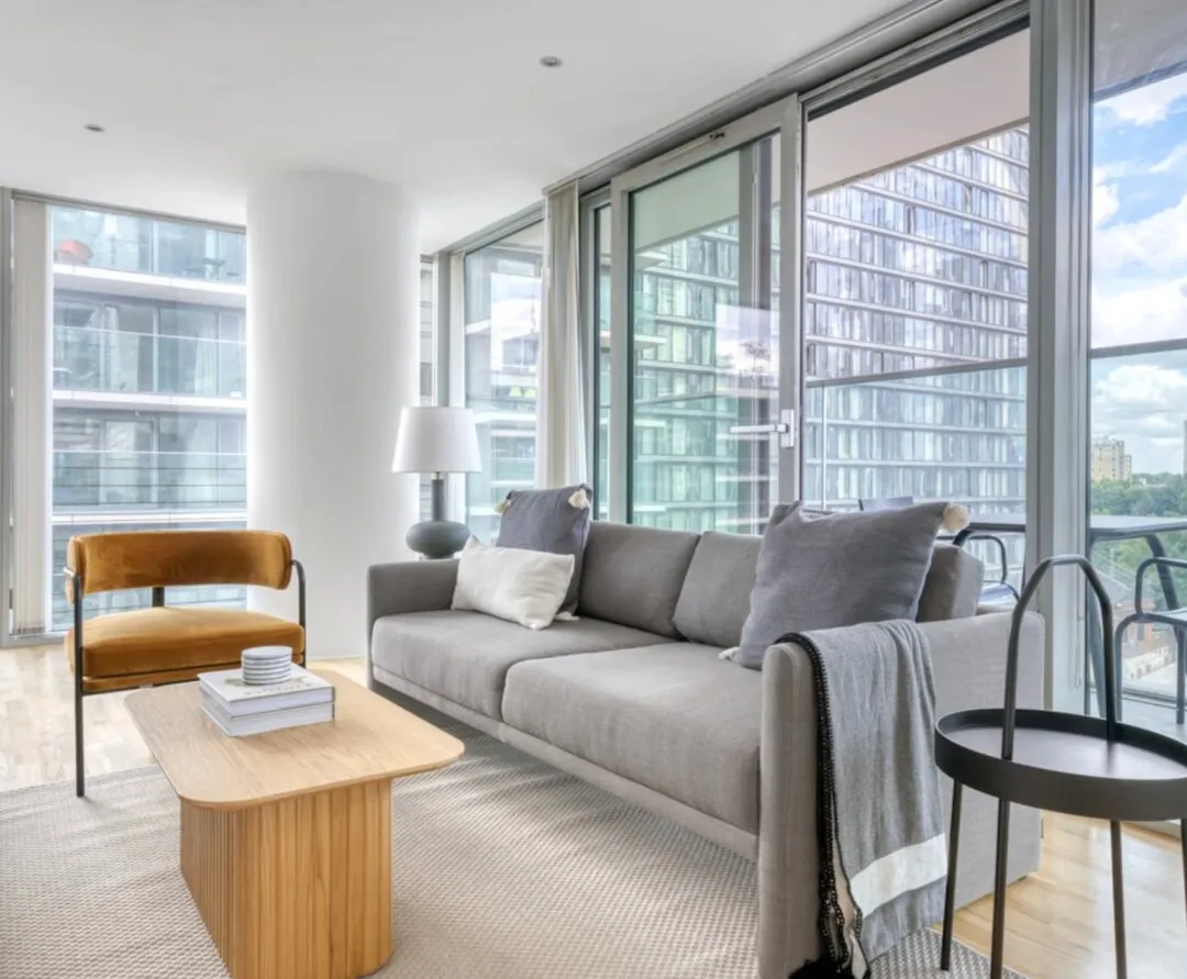 I'm really happy to live in a 1B river view room in Canary Wharf, London! 🏙️