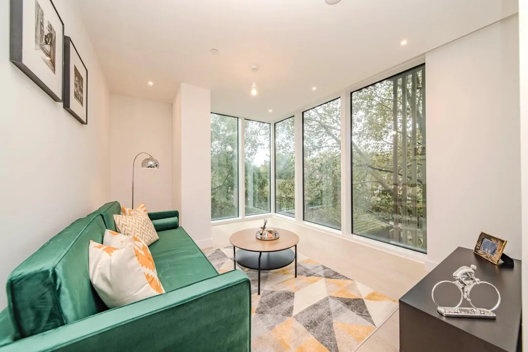 Average cost per person in London is £400 for a forest view room 🌳🏠 🙋‍♀️🙋‍♀️