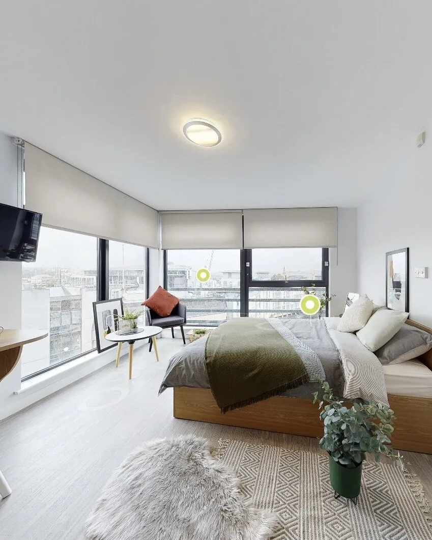 Oh my! 😲 The studio with the corner floor-to-ceiling windows in Bristol is absolutely amazing!