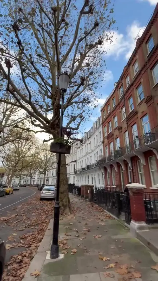 Sure, here's the translation:

"Luxurious newly renovated 1-bedroom apartment in London's affluent area at a surprisingly low price, absolutely captivating! 🥰"