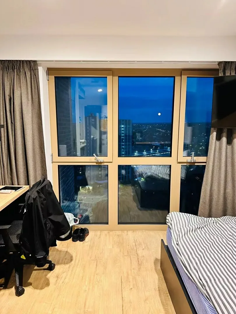 倫敦金匠大落地窗的夜景真不戳呢
