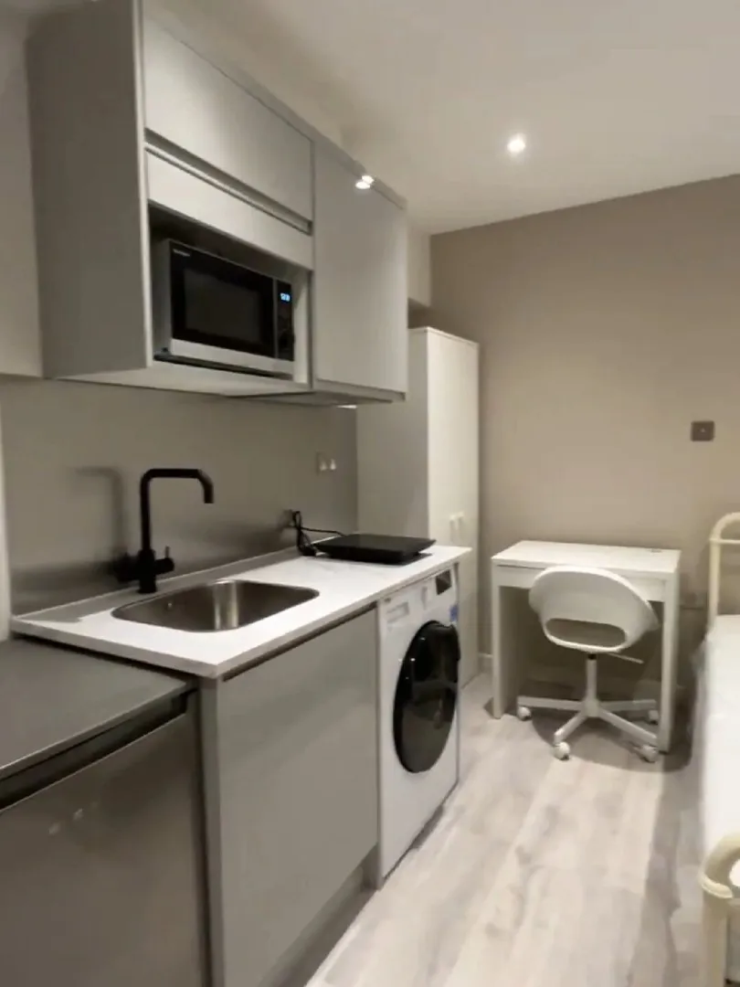 OMG! Studio in Zone 1 London with washing machine, £300 per week.