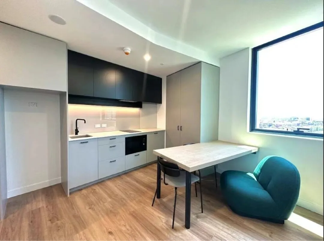 Melbourne. Is this a 1-bedroom apartment? 😳