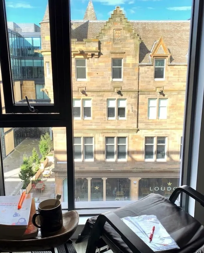 Who wouldn't want to live in a top-floor apartment overlooking the scenery in Edinburgh? But 🔪