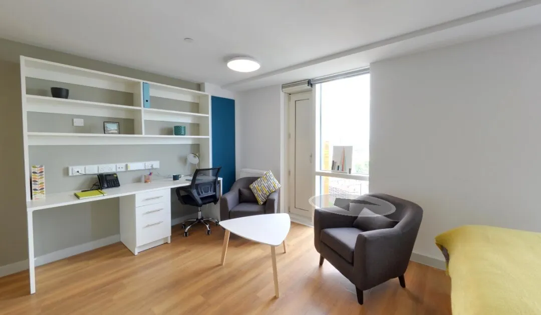 London sublet large floor-to-ceiling window studio‼️ LCC🚶4min～