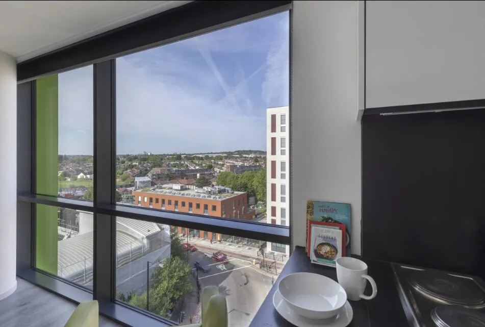 Wow, this high-rise apartment in London even has air conditioning, amazing! 🤯