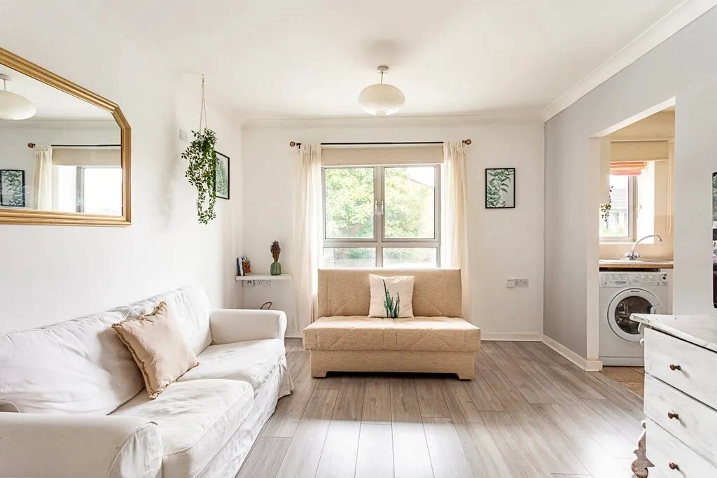 I really love the rustic style of this 1-bedroom apartment in London's Battersea.