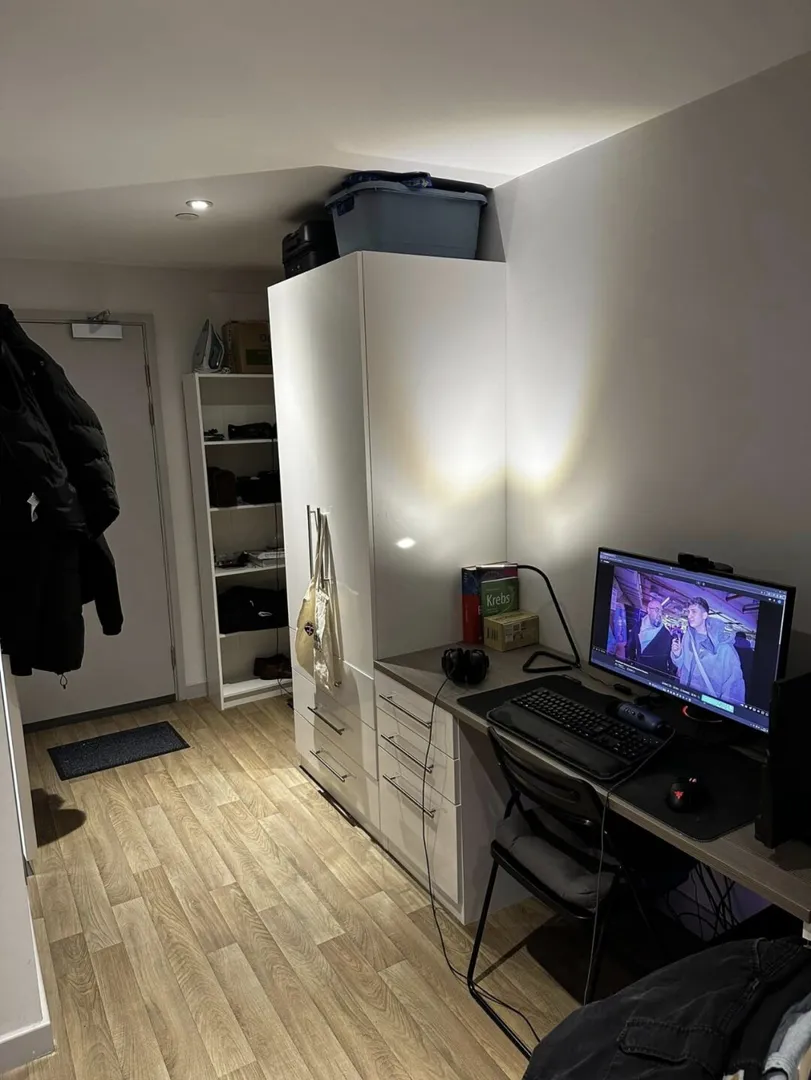 女朋友來陪讀了 等人收這個studio 🆗嗎