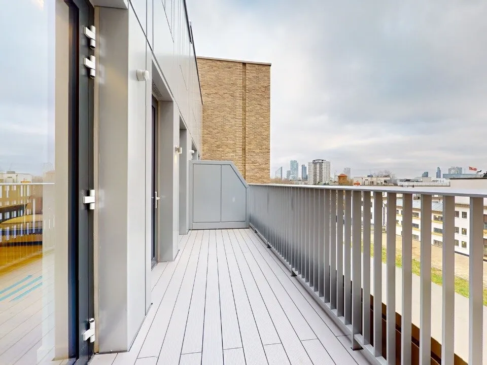 A London 1b1b apartment with a quiet balcony, not a peep from anyone~ 🐛