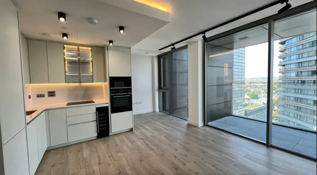 Let's check out this 1B in London with the fancy floor-to-ceiling windows together! 😁