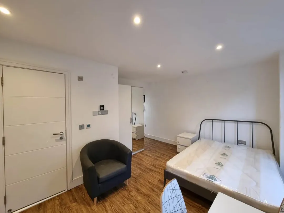 "London Staycation Kickoff | Free for Two, Studio with Covered Expenses"