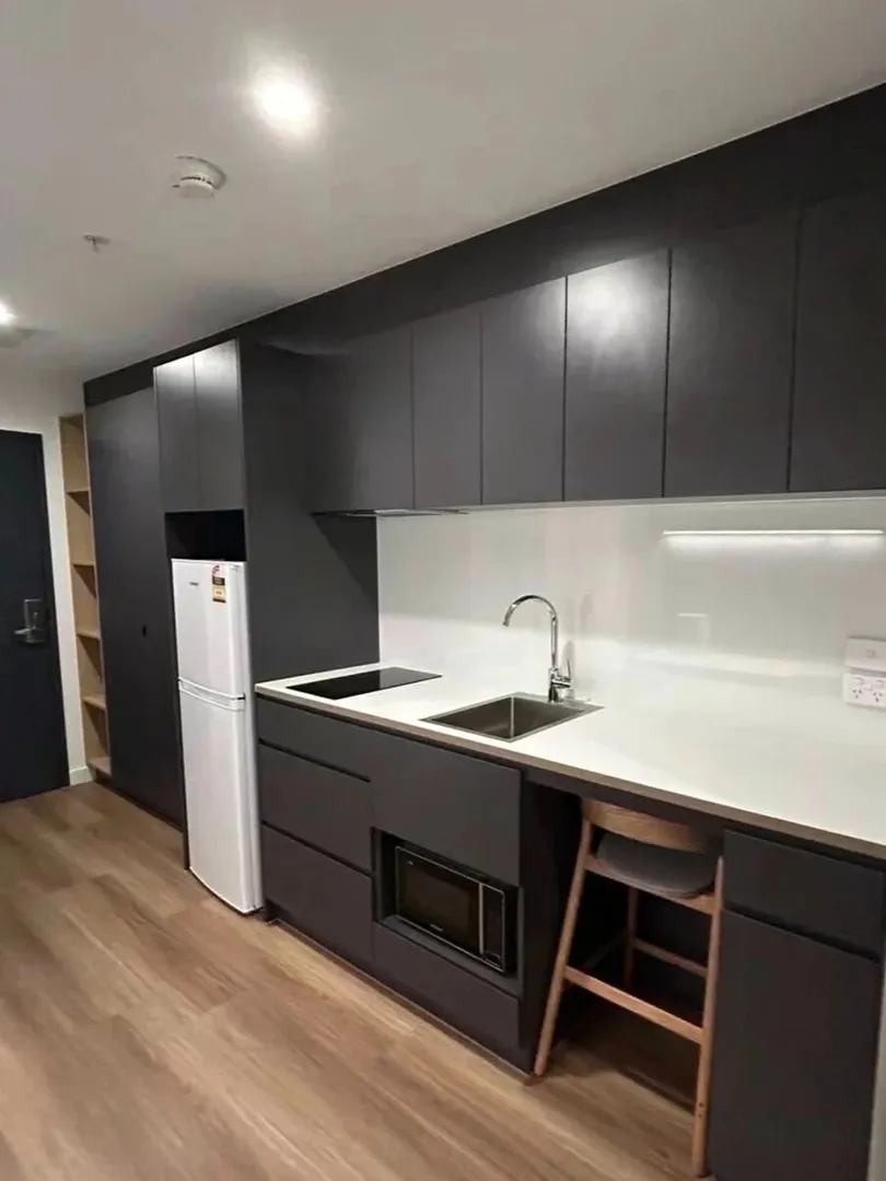 墨爾本 轉帶陽台的🏠7月起租