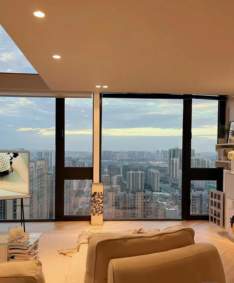 和閨蜜一起住Loft😊一起上UCL🌇