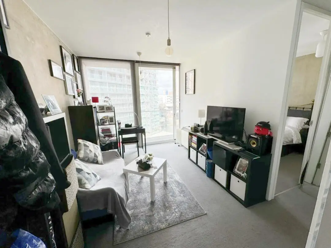 Is really no one willing to stay in this 1 bedroom, 1 bathroom apartment with a balcony in Edinburgh?