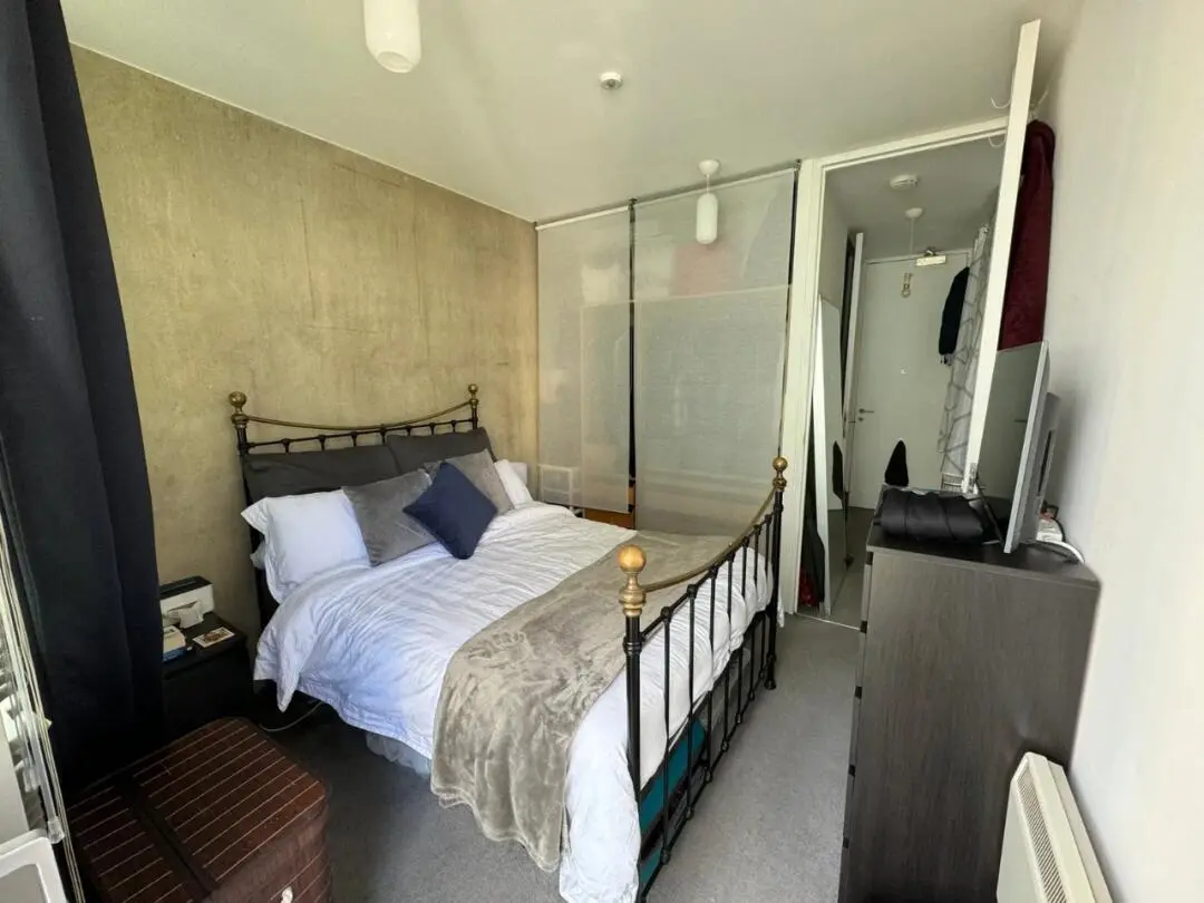 Is really no one willing to stay in this 1 bedroom, 1 bathroom apartment with a balcony in Edinburgh?