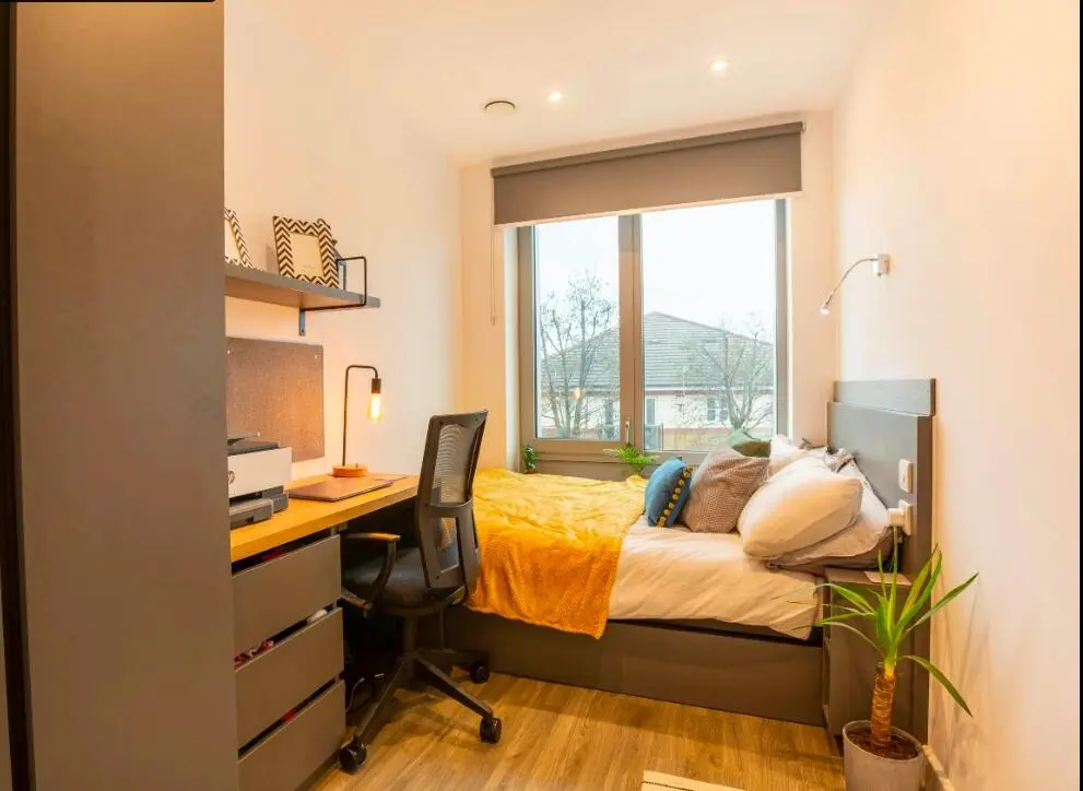 London!! Looking for 5 roommates to share an ensuite room!! 🎉