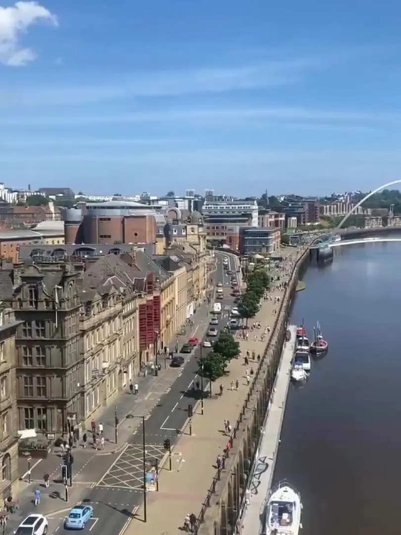 🇬🇧From the perspective of the Tyne Bridge 📷, you can get a panoramic view of Newcastle.