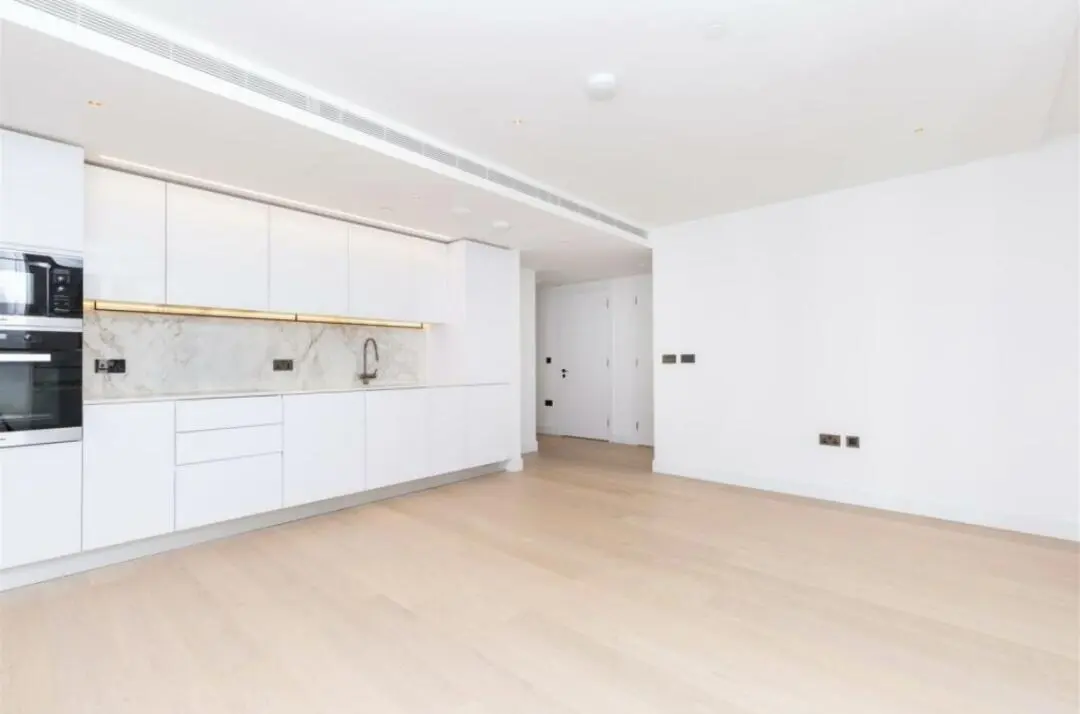 Subletting - 1-bedroom available in London's affluent area from June to September.