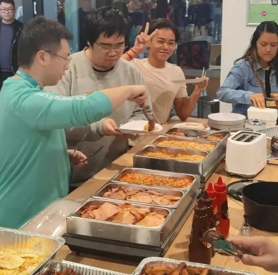 在阿德，哪家公寓會領著吃免費的草莓呀