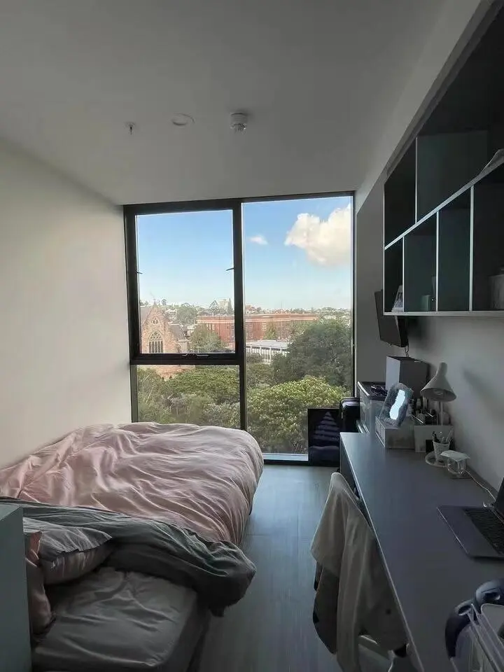 Honestly, when you come to Brisbane, you must stay in a place with a big floor-to-ceiling window!