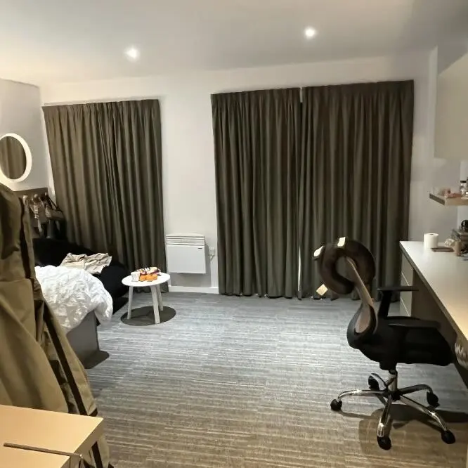 Oh my gosh, I actually managed to rent a studio with two floor-to-ceiling windows in Newcastle! 🤯