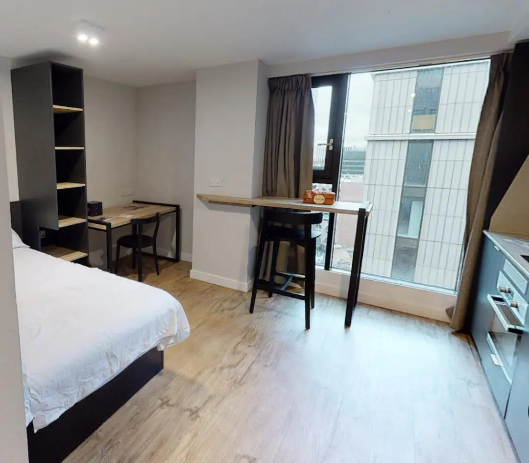 曼大門口可雙人入住的studio，還包早餐吶
