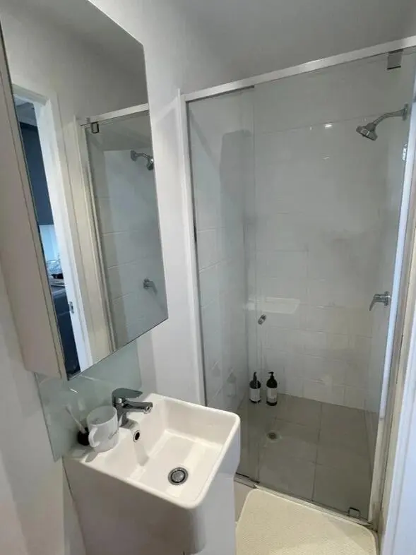 我在布里斯班住3oo+的一室，帶家具，包
