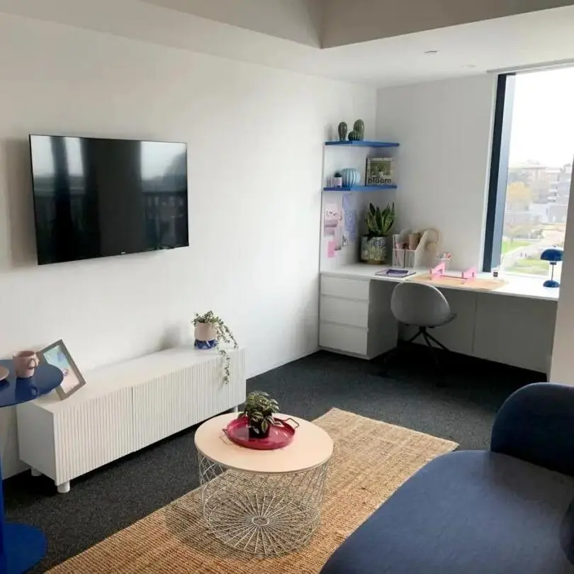 轉墨大門口帶陽台的studio，要和男友住了