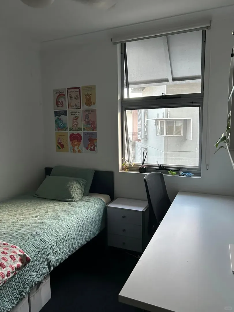 KG校區門口，有個拼室友的🏠，布里斯班？