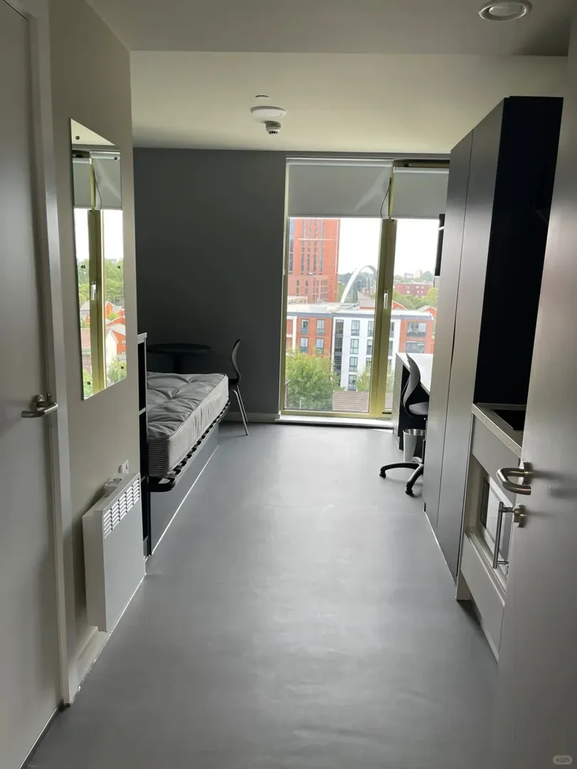 san佰住步行5分鐘到曼大的studio