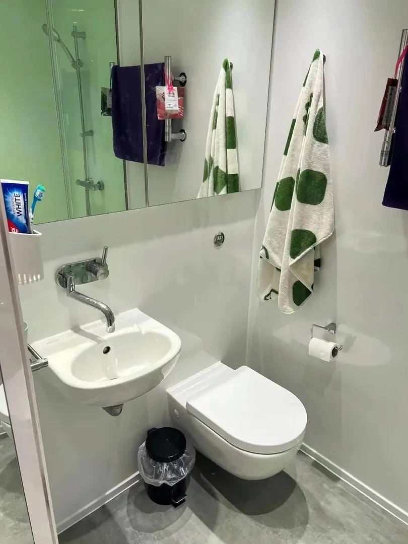 倫敦studio， 房間不大，但