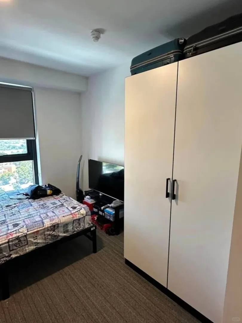 阿德萊德出一間帶獨衛的studio，要畢業了