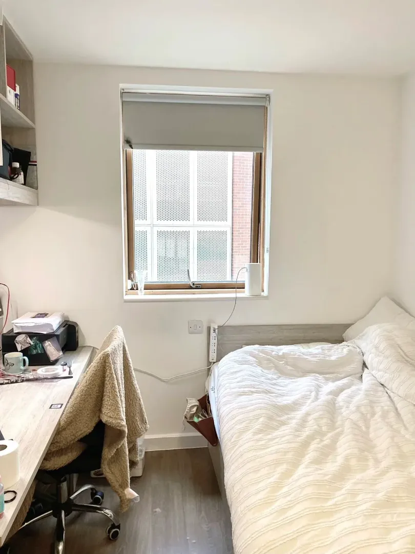出考文垂大學門口的studio，直達華威