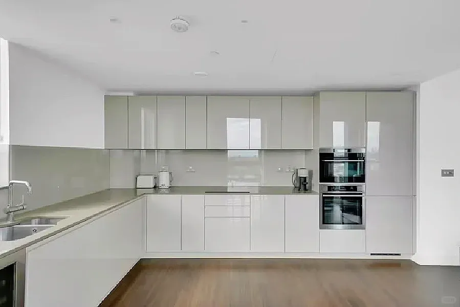 Ucl住Vauxhall還是Aldgate啊