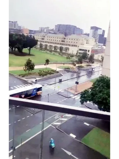 出一個墨大裡面的studio，陽台真的