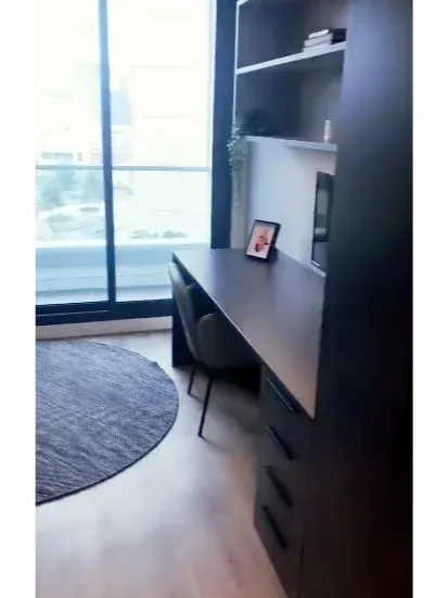 出一個墨大裡面的studio，陽台真的