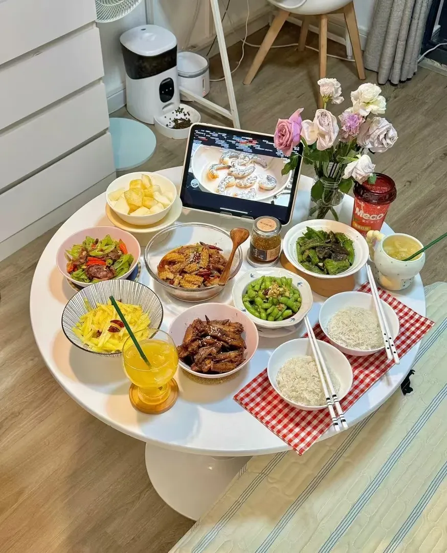 姐妹，謝菲，讀書，美食，追劇，哈哈哈～