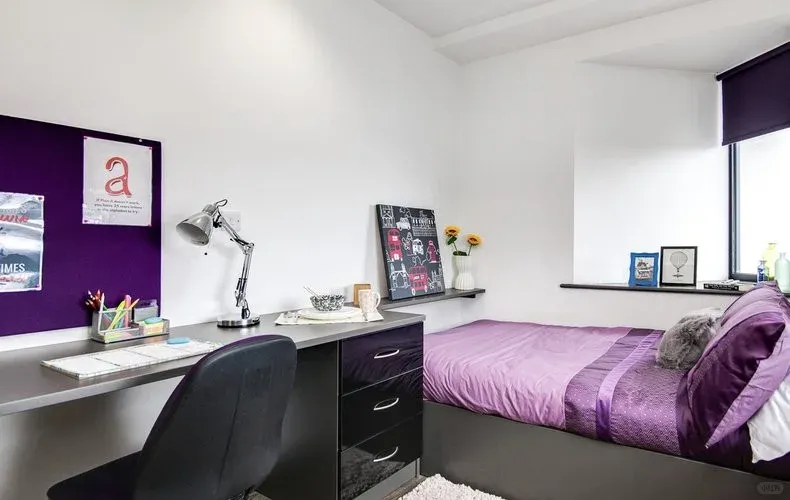 伯明罕轉腿兒著到學校的Studio，19o？