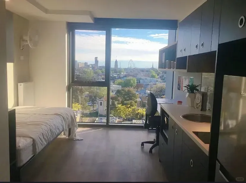 近墨大的🏡，找室友。很喜歡這個落地窗