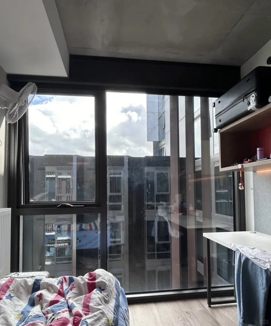 近墨大的🏡，找室友。很喜歡這個落地窗