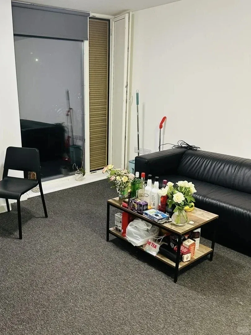 UCL門口想找個室友一起～～